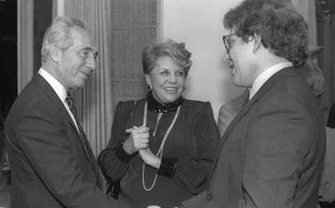 מירה אברך לצד ראש הממשלה שמעון פרס כשהוא מקבל את פניו של הכנר שלמה מינץ לחגיגה לכבוד יום הולדתו ה-50 של המנצח זובין מהטה. 21.3.86 (צילום: יעקב סער, לע"מ)