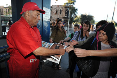 חלוקת גליונות "ישראל היום" בירושלים, ספטמבר 2011 (צילום: יואב ארי דודקביץ')