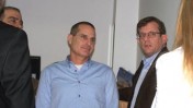 המשנה לעורך ynet ערן טיפנברון (מימין) והעורך יון פדר, בבית-הדין לעבודה, 23.2.12 (צילום: "העין השביעית")