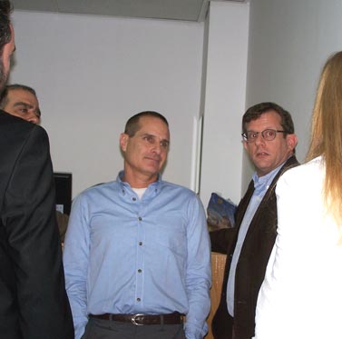 המשנה לעורך ynet ערן טיפנברון (מימין) והעורך יון פדר, בבית-הדין לעבודה, 23.2.12 (צילום: "העין השביעית") 