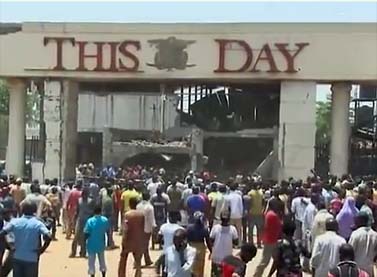 משרדי העיתון "היום הזה" באבוג'ה, ניגריה, מיד לאחר שנפגעו בפיגוע תופת, 26.4.12 (צילום מסך, אתרי חדשות)