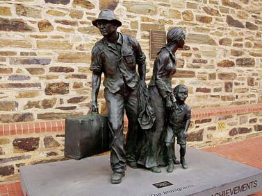 פסל "המהגרים". אדלייד, אוסטרליה (צילום: אמנדה סלייטר, רשיון cc-by-sa)