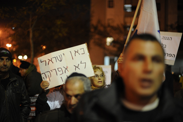 הפגנה נגד מהגרים. תל-אביב, ינואר 2011 (צילום: גיל יערי)  