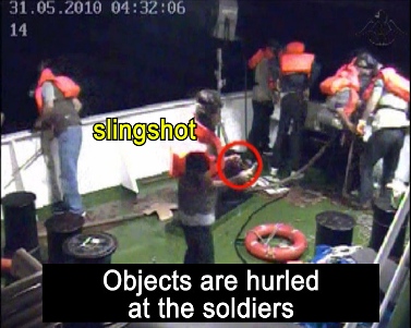 תצלום שהפיץ דובר צה"ל, ממצלמות האבטחה שעל הספינה מאבי-מרמרה. "חפצים מושלכים לעבר החיילים", נכתב בתחתית התצלום