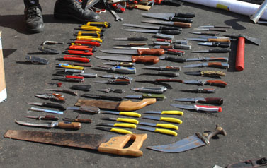 סכינים שנמצאו על הספינה מאבי-מרמרה (צילום: דובר צה"ל)