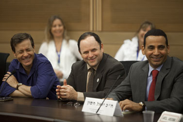 חברי-הכנסת יואל חסון (מימין) ויצחק הרצוג (משמאל) בכנסת, אוקטובר 2011 (צילום: דוד ועקנין) 