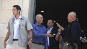 ראש הממשלה לשעבר אהוד אולמרט (במרכז) לוחץ את ידו של חבר-הכנסת לשעבר אברהם בורג, בצאתו מבית-המשפט המחוזי בירושלים לאחר הכרעת הדין במשפטיו (צילום: ליאור מזרחי)