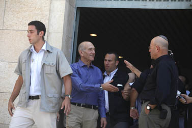 ראש הממשלה לשעבר אהוד אולמרט (במרכז) לוחץ את ידו של חבר-הכנסת לשעבר אברהם בורג, בצאתו מבית-המשפט המחוזי בירושלים לאחר הכרעת הדין במשפטיו (צילום: ליאור מזרחי) 