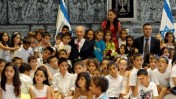 נשיא המדינה שמעון פרס ושר החינוך גדעון סער מוקפים בתלמידים (צילום: יואב ארי דודקביץ')
