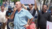 דורון צברי בהפגנה מול טקס חתימת הרפורמה ברשות השידור. לוד, 5.8.12 (צילום: "העין השביעית")