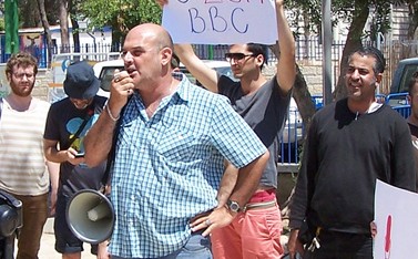 דורון צברי בהפגנה מול טקס חתימת הרפורמה ברשות השידור. לוד, 5.8.12 (צילום: "העין השביעית")