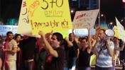 הפגנת עיתונאים מול משרדי חברת דסק"ש בתל-אביב נגד הכוונה לעצור את הזרמת הכספים ל"מעריב". 30.8.12 (צילום: ועד הפעולה של עיתונאי "מעריב")