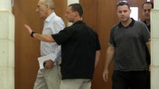 אהוד אולמרט (משמאל), היום בבית-המשפט המחוזי בירושלים (צילום: יואב ארי דודקביץ')
