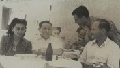 שרירא בבית-קפה תל-אביבי, לצדו של העיתונאי גבריאל צפרוני, 1940 בקירוב