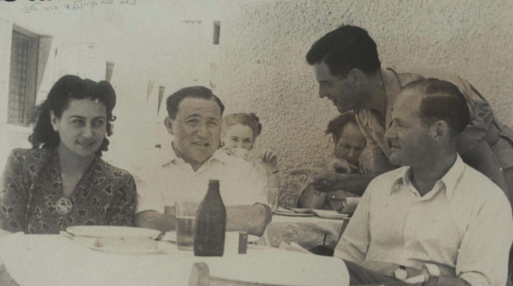 שרירא בבית-קפה תל-אביבי, לצדו של העיתונאי גבריאל צפרוני, 1940 בקירוב