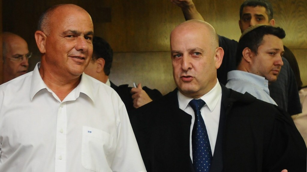 דני דנקנר (משמאל) בבית-המשפט המחוזי בתל-אביב, יולי 2012 (צילום: יוסי זליגר)