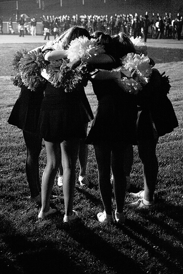 קבוצת הפומפונים של תיכון במישיגן, ארה"ב, לפני משחק (צילום: ג'סטין סילס, רשיון cc-by-nc-nd)