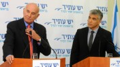 יאיר לפיד ויעקב פרי (משמאל) במסיבת עיתונאים, אתמול בתל-אביב (צילום: יוסי זליגר)