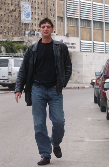 זליג רבינוביץ' ליד בנין רשות השידור בירושלים (צילום: פלאש90)  