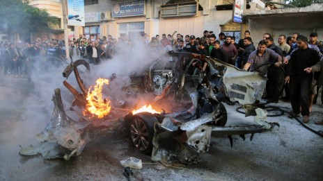 שרידי מכוניתו של אחמד ג'עברי, אתמול בעזה (צילום: ויסאם נאסר)