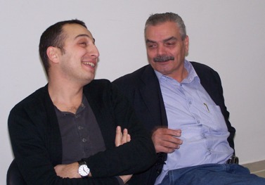 יוסי בר-מוחא, מנכ"ל אגודת העיתונאים בתל-אביב (מימין), ואבי משולם, בתקופה שבה כיהן כעורך "מעריב" (צילום: "העין השביעית")