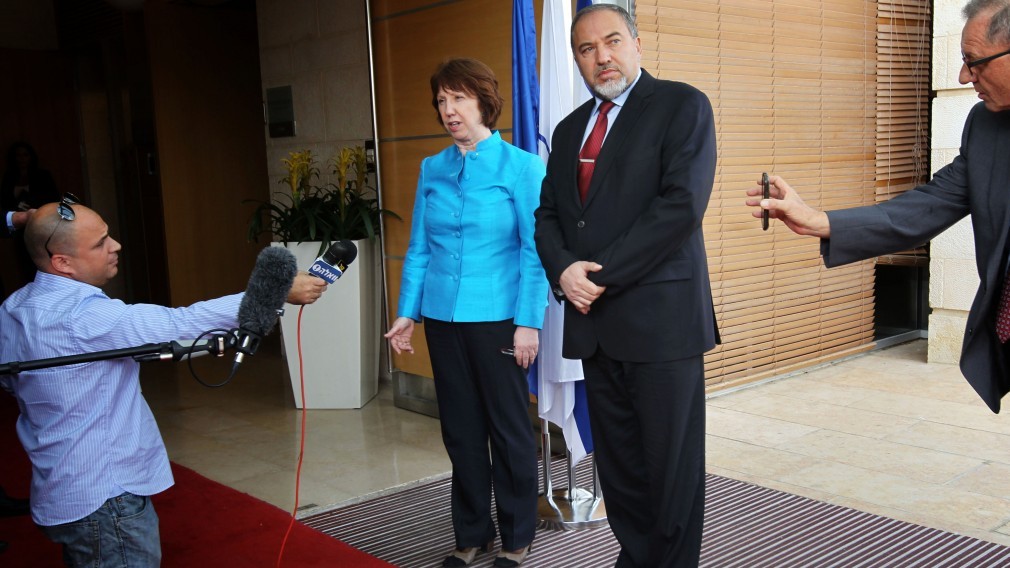 עיתונאי כורע ברך בפני שר החוץ אביגדור ליברמן ושרת החוץ של האיחוד-האירופי קתרין אשטון, בשבוע שעבר (צילום: מרים אלסטר)