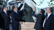 ראש עיריית ירושלים ונכדו של וינסטון צ'רצ'יל מסירים את הלוט מעל פסלו של המדינאי המפורסם, הניצב בפארק המשקיף על העיר העתיקה, אתמול (צילום: יואב ארי דודקביץ')