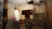 אזרח בוחן נזקי פגיעת קסאם בדירה בשדרות, אתמול (צילום: אדי ישראל)
