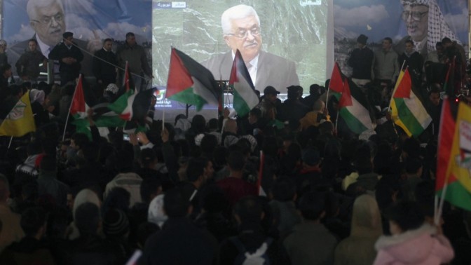 פלסטינים צופים בנאום מחמוד עבאס באו"ם, אתמול ברמאללה (צילום: עיסאם רימאווי)