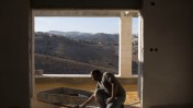 פועל פלסטיני באתר בנייה במעלה-אדומים, אתמול (צילום: יונתן זינדל)