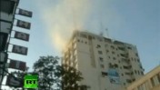 עשן עולה מהבניין שבו שוכנת תחנת טלוויזיה של חמאס, 18.11.12 (צילום מסך: RT)