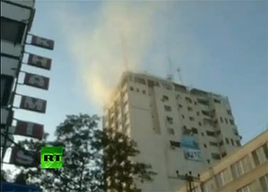 עשן עולה מהבניין שבו שוכנת תחנת טלוויזיה של חמאס, 18.11.12 (צילום מסך: RT)
