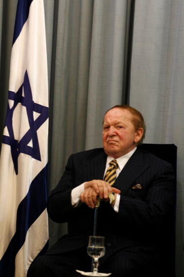 שלדון אדלסון בבית הנשיא בירושלים, 12.8.07 (צילום: אוליבייה פיטוסי)