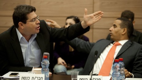 חברי-הכנסת אופיר אקוניס (משמאל) ויואל חסון בעת דיון על אודות ערוץ 10 בוועדת הכלכלה של הכנסת, 8.11.11 (צילום: דוד ועקנין)