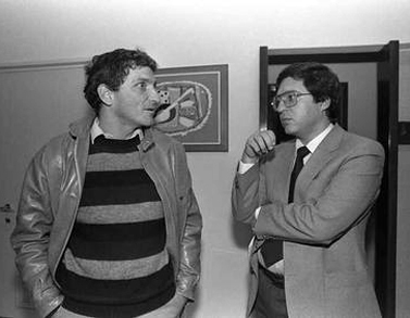 מזכיר הממשלה יוסי ביילין ויועץ ראש הממשלה לענייני טרור עמירם ניר (משמאל), 31.12.1984 (צילום: נתי הרניק, לע"מ)