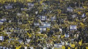 אוהדי בית"ר מניפים דגלי ישראל, אתמול באצטדיון טדי בירושלים (צילום: יונתן זינדל)