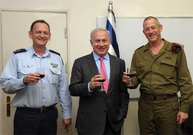 ראש הממשלה נתניהו והרמטכ"ל גנץ עם המזכיר הצבאי יוחנן לוקר (משמאל) מרימים כוסית לכבוד השנה החדשה. ספטמבר 2011 (צילום: משה מילנר, לע"מ)