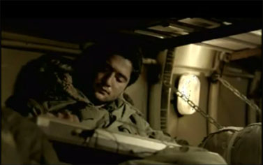חייל במוצב בופור מבצע את השיר "אבות ובנים" בסרט "בופור" (צילום מסך)  