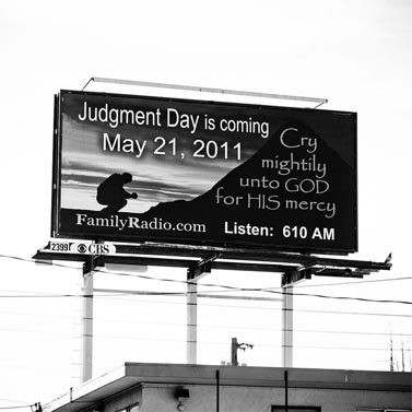 "יום הדין מגיע", כרזה של תחנת הרדיו של הרולד קמפינג. אוקלנד, קליפורניה,5.5.11 (צילום: תומס הוק, רשיון cc)