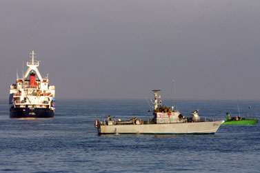 אחת מספינות המשט לעזה בזמן פשיטת חיל הים (צילום: מוטי מילרוד) 