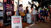 דוכן החתמה במאהל המחאה בשדרות רוטשילד בתל-אביב (צילום: ענבל & טניה)