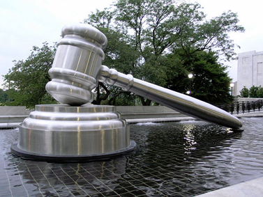 פסל מתכת בכניסה לבית-משפט באוהיו, ארצות-הברית (צילום: אנדרו סקוט, רשיון cc-by-nc-sa)