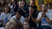 ישראלים צופים בטלוויזיה בשובו של החייל גלעד שליט משבי חמאס. אוהל המחאה של "מטה המאבק למען שליט", מול בית ראש הממשלה בירושלים. 18.11.11 (צילום: דוד ועקנין)