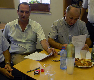 יו"ר הרשות אמיר גילת (משמאל) ומנכ"ל הרשות הקודם מרדכי שקלאר (צילום: דוברות רשות השידור)