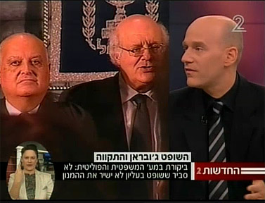 הכתב גיא פלג (מימין) מדווח במהדורת חדשות ערוץ 2 כי שופט ערבי לא שר את ההמנון הלאומי (צילום מסך)