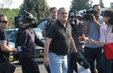 עיתונאים מקיפים את נחום מנבר עם צאתו מכלא השרון. 31.10.11 (צילום: יוסי זליגר)  