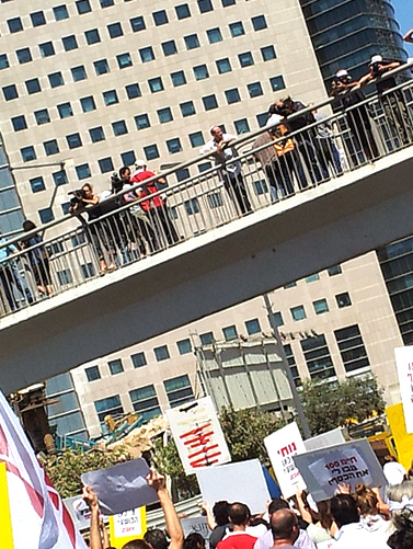 הפגנת עובדי "מעריב", גשר מעריב, תל-אביב. 20.9.12 (צילום: "העין השביעית")