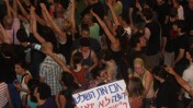 מפגינים, אמש בתל-אביב (צילום: רוני שיצר)