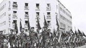 מצעד צבאי על רקע בית "מעריב" בתל-אביב. יום העצמאות, 9.5.1962 (צילום: פריץ כהן, לע"מ)