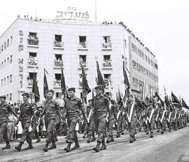 מצעד צבאי על רקע בית "מעריב" בתל-אביב. יום העצמאות, 9.5.1962 (צילום: פריץ כהן, לע"מ)